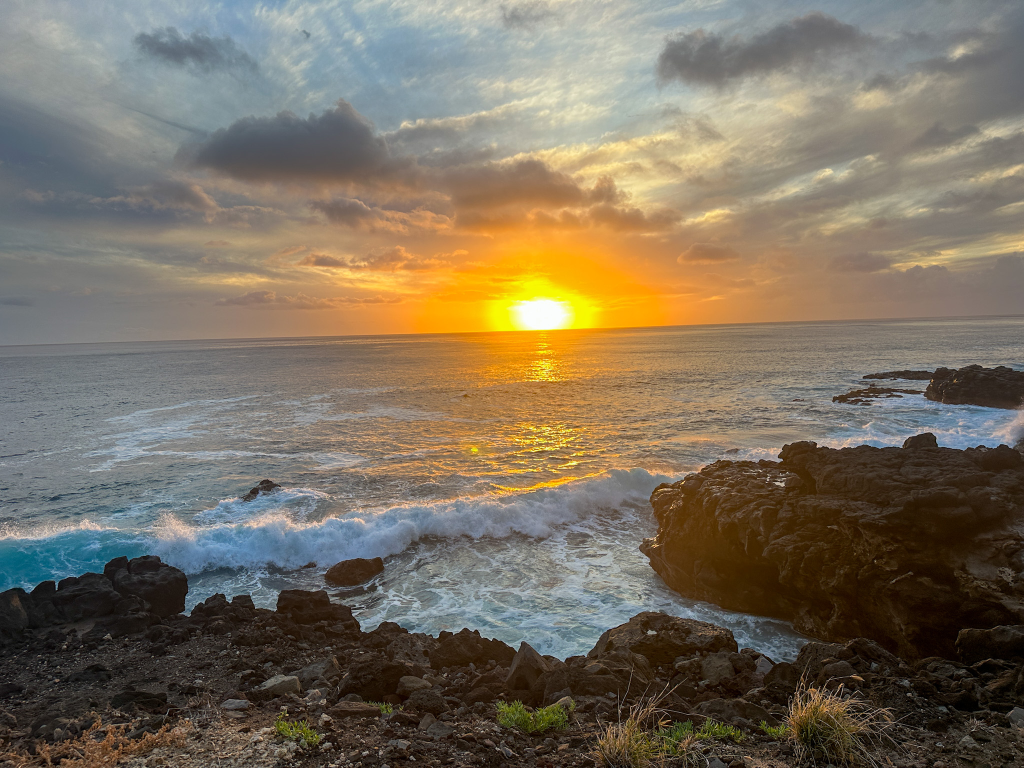 Sunset view over the ocean at Kaʻena Point on Oahu, Hawaii